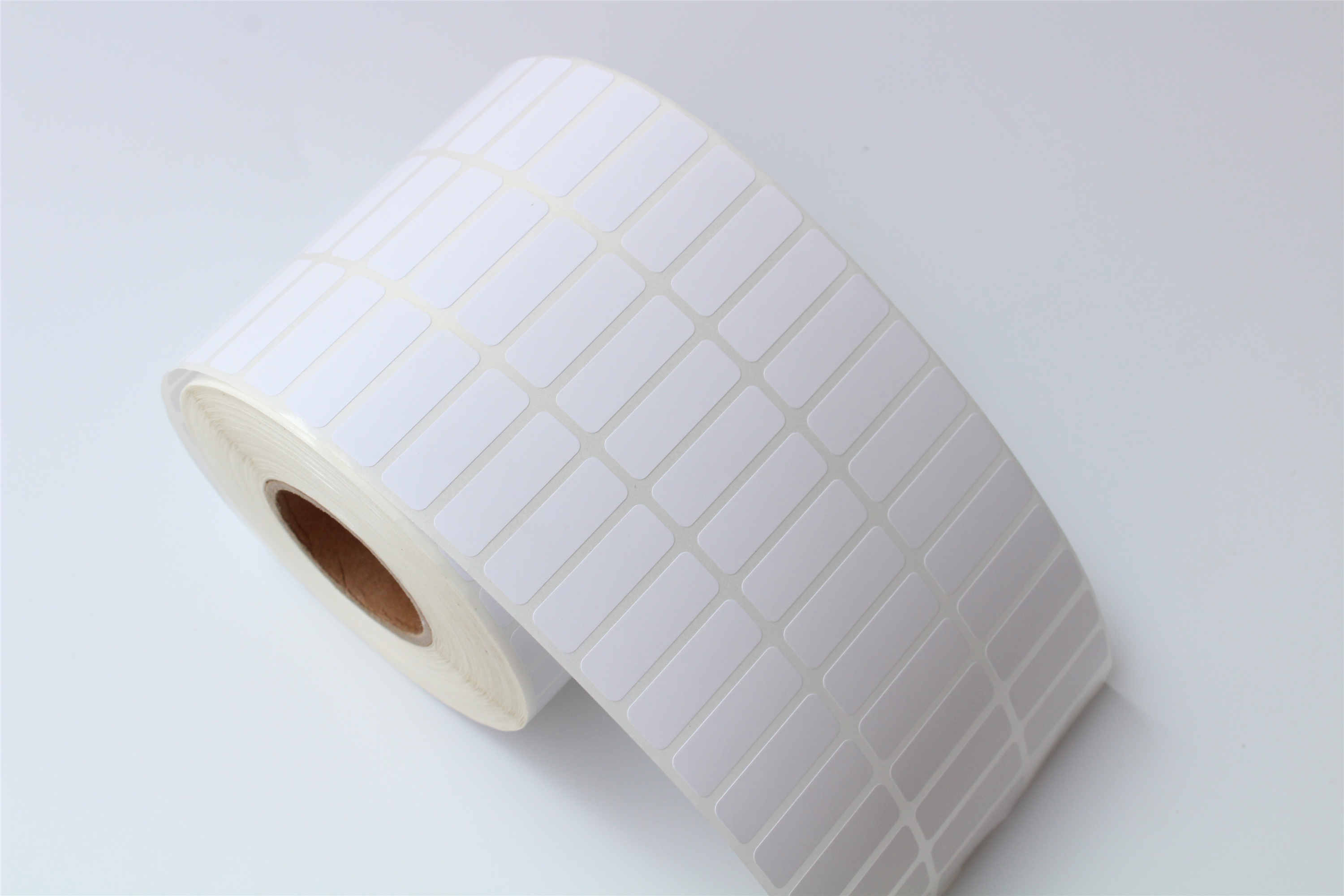 為什么電子塑料元件要進(jìn)行高低溫試驗的測試